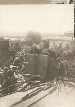 Фотография. Подъем бака для водолечебницы в Ставропольской психиатрической колонии. 1930-е гг. Из фотоальбома главного врача А.Я. Доршта 1939 г.